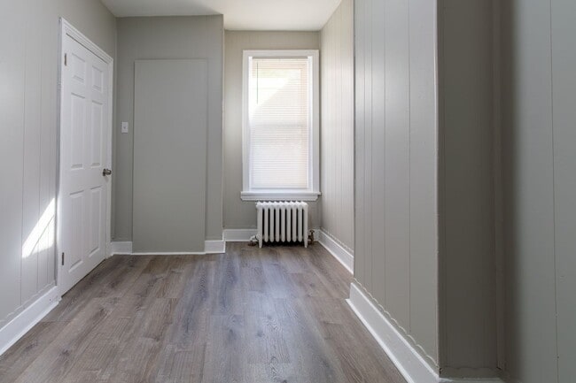 Building Photo - 3 bedroom, 1 bathroom row home located in ...