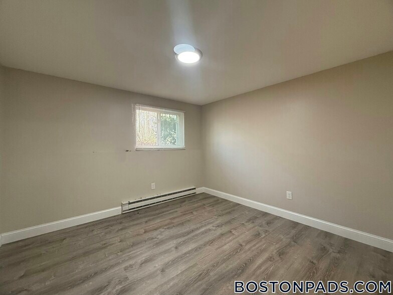 Building Photo - 310 Thompson Rd