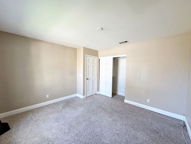 Building Photo - Green Valley Luxury Single Story: Pool, Putting Green, 4 Bedrooms, SOLAR!