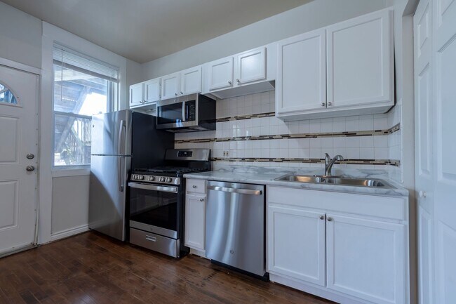 Building Photo - Sunny Spacious 3 Bedroom 1 Bathroom