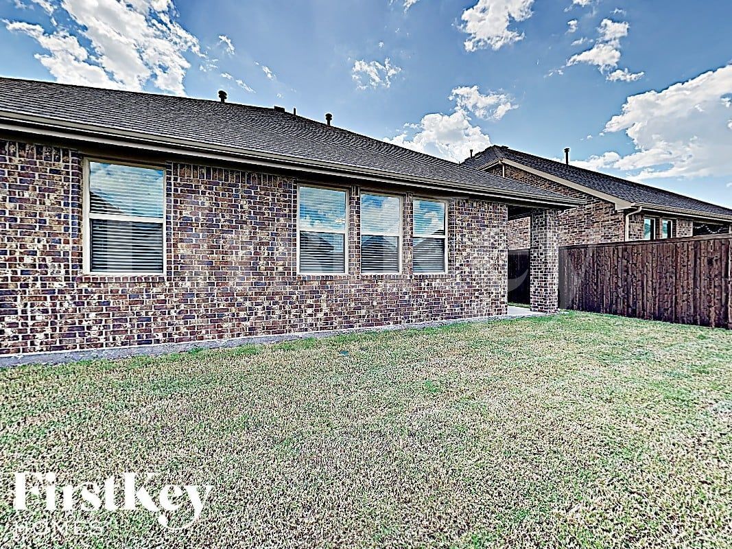 Building Photo - 561 Jamestown Ln