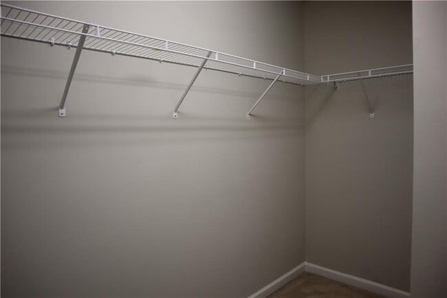 Building Photo - 561 Sunset Park Dr