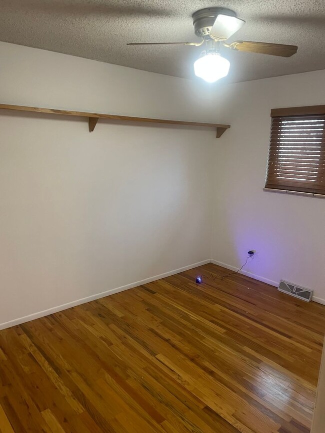 Building Photo - Charming clean and updated 3 bed w/ baseme...