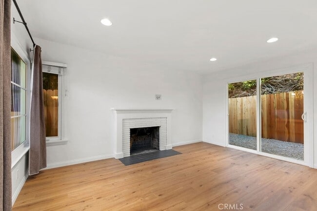 Building Photo - 256 1/2 Avenida Madrid Unit B