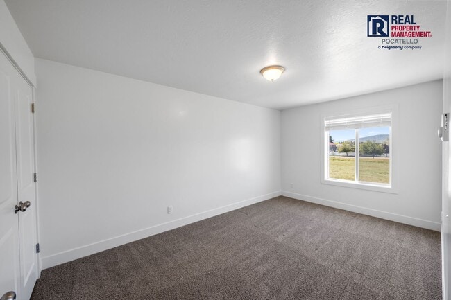 Building Photo - 251 W Linden Ave