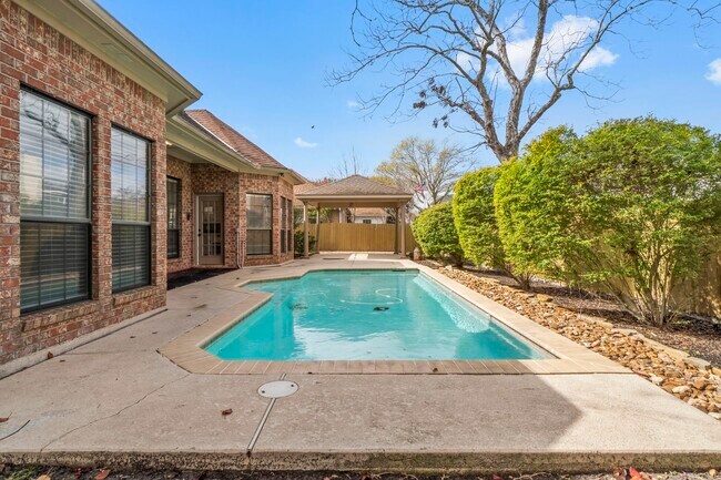 Building Photo - 590 Edgewood Dr