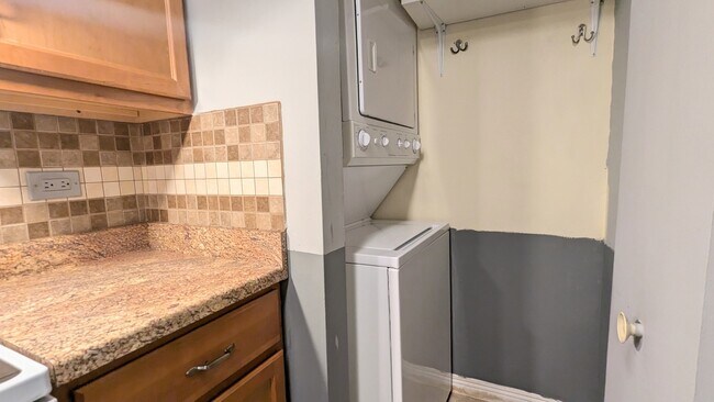 Building Photo - 1965 N Hicks Rd