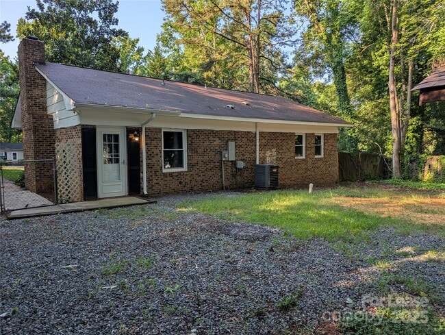 Building Photo - 1301 Sharon Dr