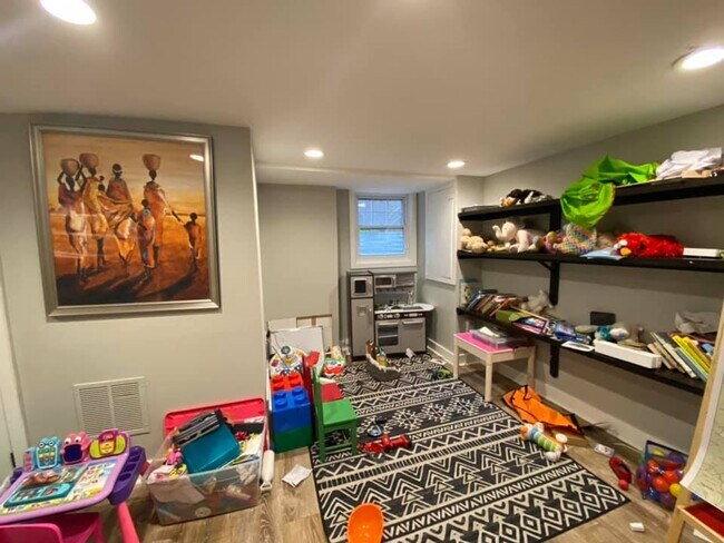 Building Photo - Beautiful 5 Bedroom Single Family Home in Silver Spring!