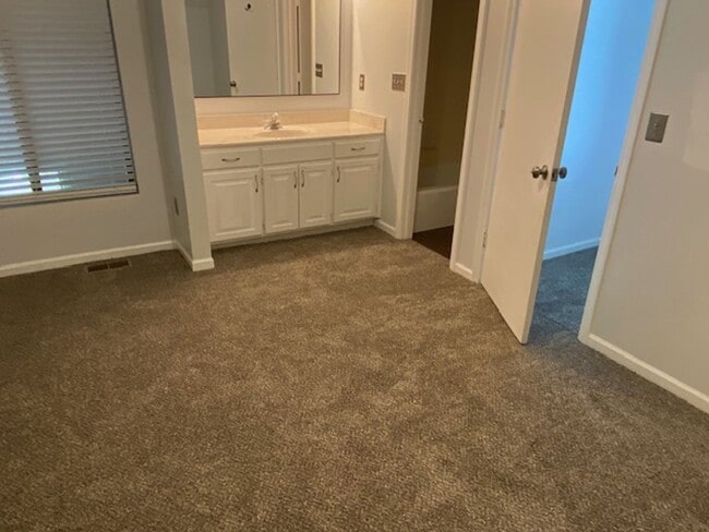 Building Photo - Shawnee Condo all redone close to Shops an...