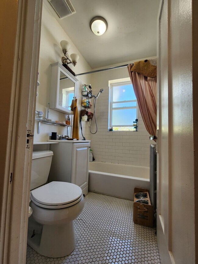 Building Photo - Spacious Updated 2 bed/1 bath in North Park