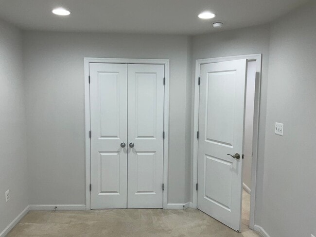 Building Photo - Beautiful 4BR 3.5BA 3 level townhome with 2 car attached garage located in the Cabin Branch Commu...