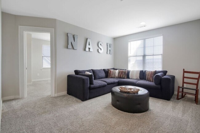 Building Photo - 647 Sire Ave