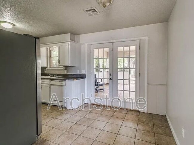 Building Photo - 3217 Overland Dr