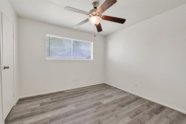 Building Photo - 2709 Lee Cir