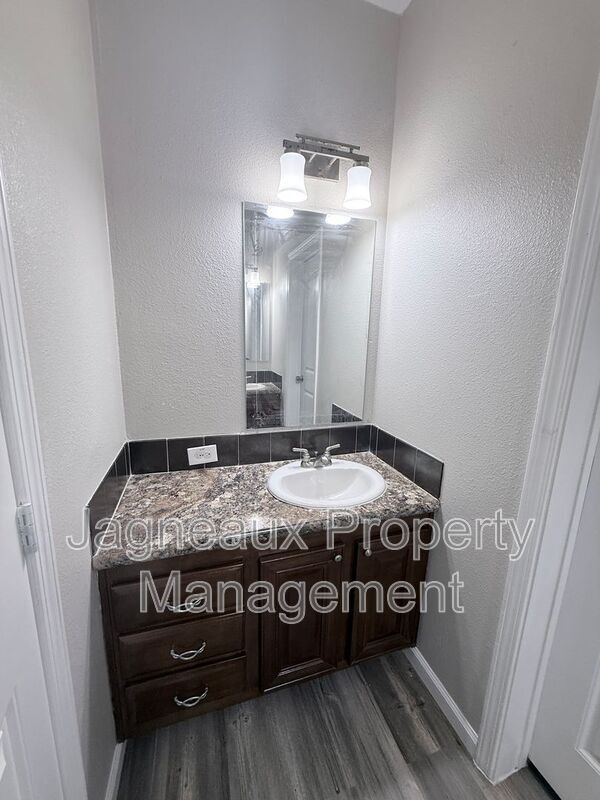 Building Photo - 816 Shady Ln