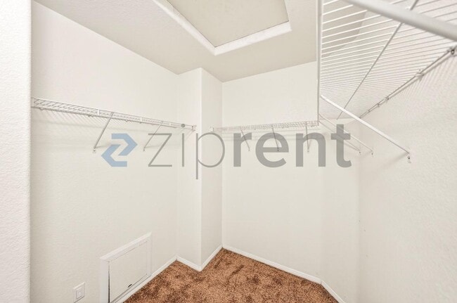 Building Photo - 6085 Medinah St