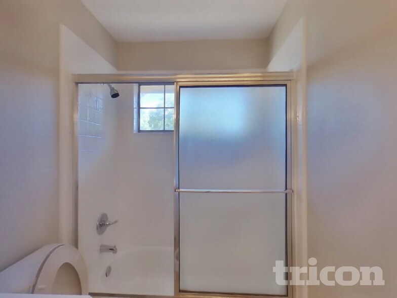 Building Photo - 305 Meandering Way