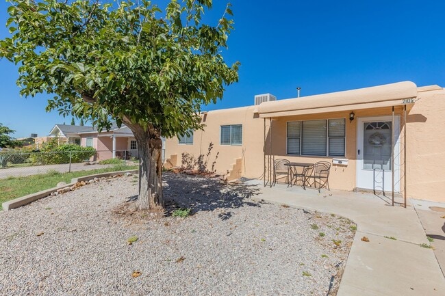Building Photo - Super cute updated home!