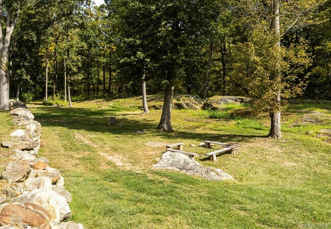 Building Photo - 121 Quaker Hill Rd