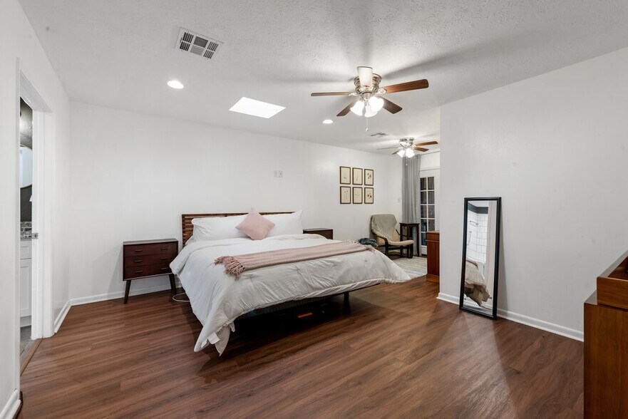 Building Photo - 2907 Broadmoor Dr