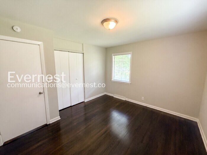 Building Photo - 9825 Maple Ln