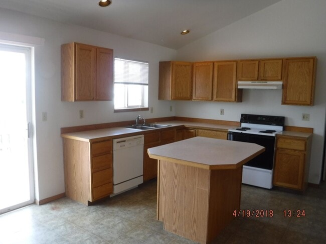 Building Photo - 3 Bedroom Home- Close to Parks and Schools!!- Dog Negotiable!!
