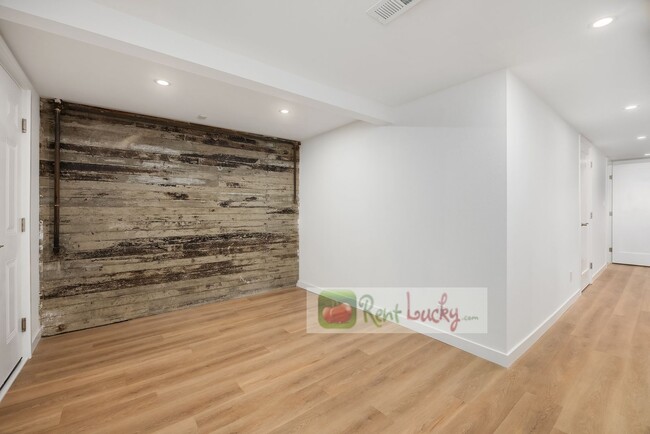 Building Photo - VIEWS, VIEWS, VIEWS!! Stunning & LARGE 4-B...