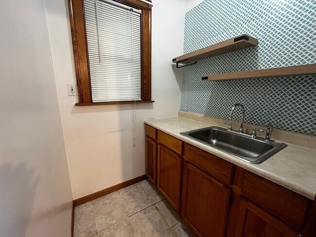 Building Photo - Charming 2-Bedroom First Floor Apartment i...