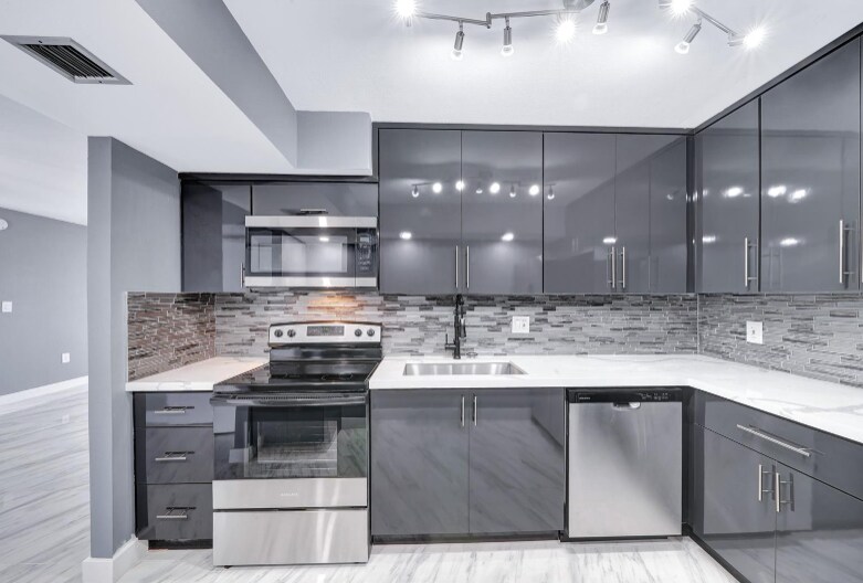 Building Photo - 1100 Saint Charles Pl