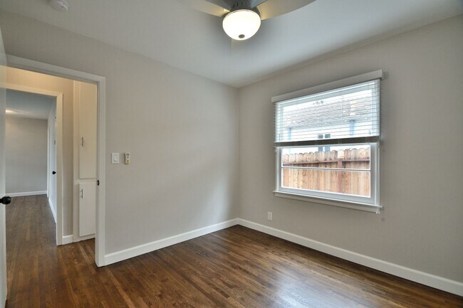 Building Photo - 1350