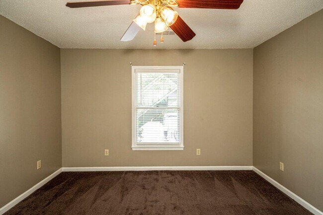 Building Photo - 211 W Longleaf Dr