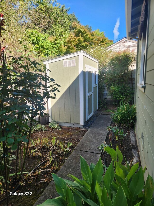 Building Photo - Beautiful 2 bedroom/1 bathroom home with a...