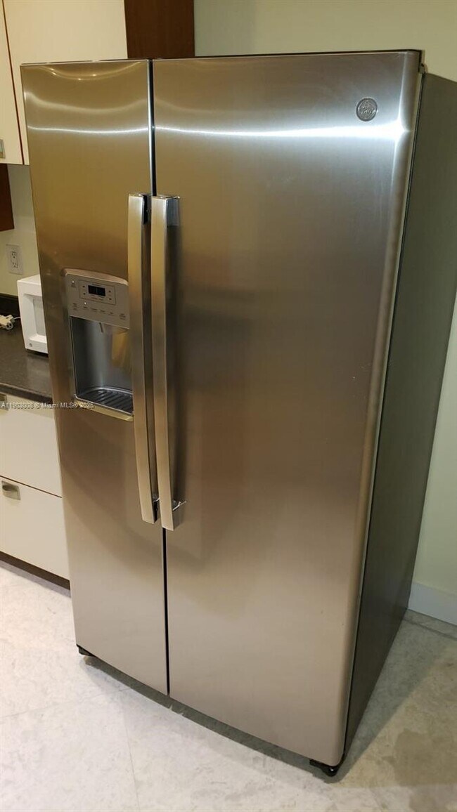 Building Photo - 1100 NE 1st Ct