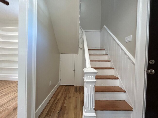 Building Photo - Rent Special! - Gorgeous 3 Bed + Bonus Roo...