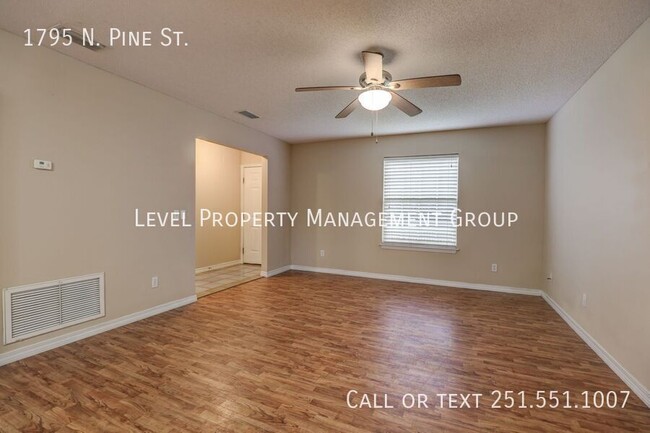 Building Photo - 2bd/2ba Duplex available now