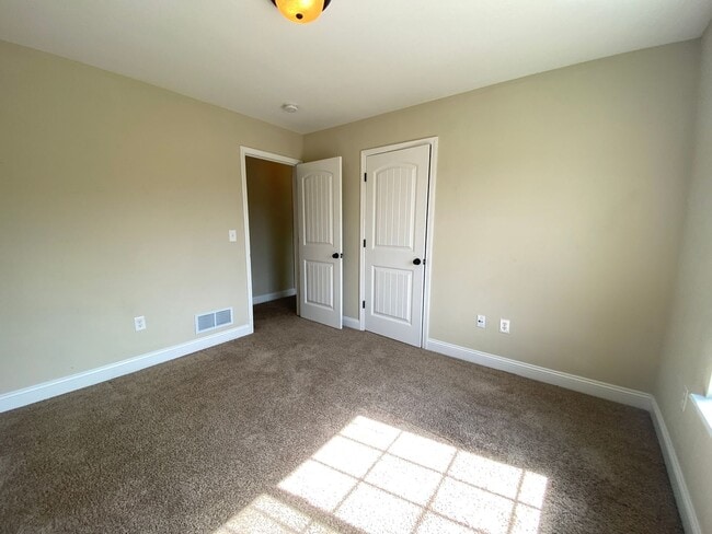 Building Photo - 3 bedroom, 3 bathroom home located in Brus...