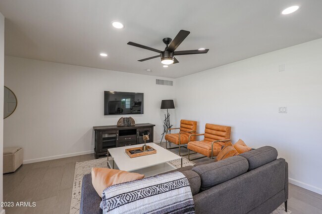 Building Photo - 901 W Berridge Ln