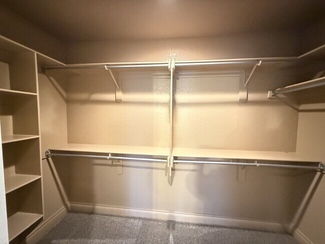 Building Photo - Great Outdoor Living Space / 4BR with 3 Ca...