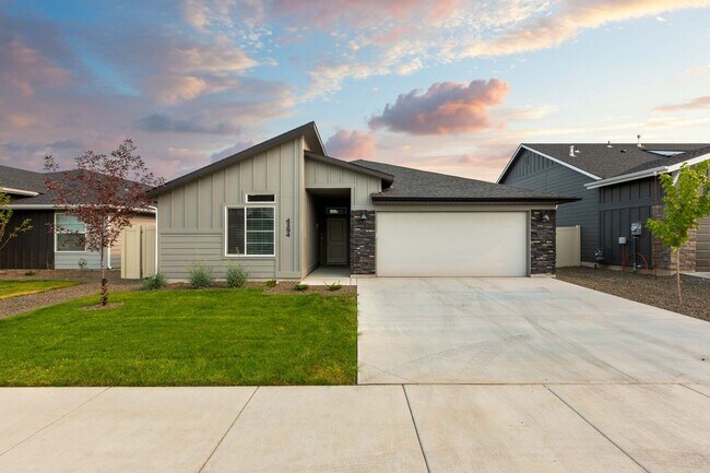 Primary Photo - 4 bed 2 bath home for rent