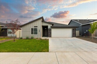 Building Photo - 4 bed 2 bath home for rent