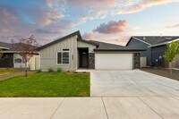 Building Photo - 4 bed 2 bath home for rent