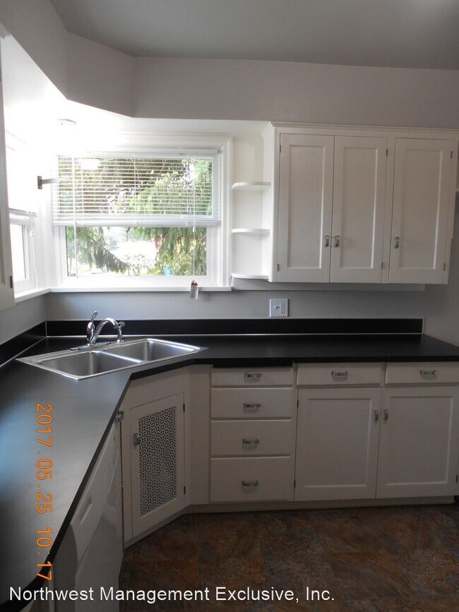 Building Photo - 3 br, 1.5 bath House - 2037 NE Dallas St.