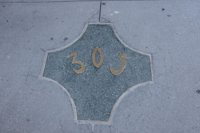 Building Photo - 305 W 72nd St