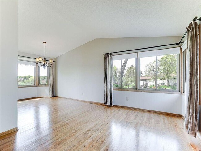 Building Photo - Spacious 4+ Bedroom with Vaulted Family Room, Fireplace, Panoramic Views, Bonus Room, Pets OK!