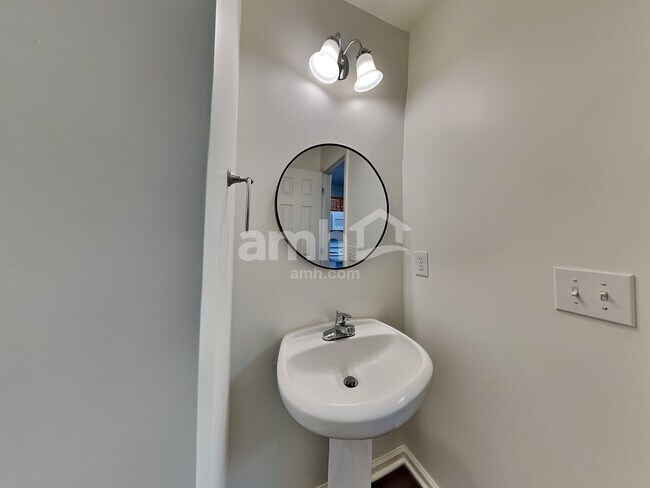 Building Photo - 606 3 Oaks Dr