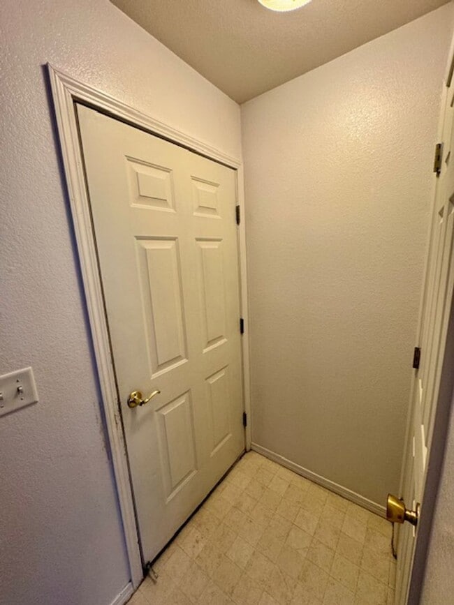 Building Photo - 3 Bedroom 2 Bath Centrally Located Condo