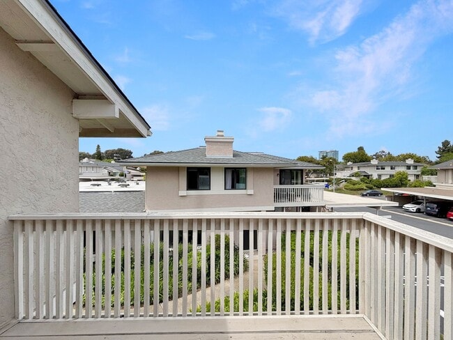 Building Photo - Beautiful 3BD/2.5BA Condo Located in Unive...
