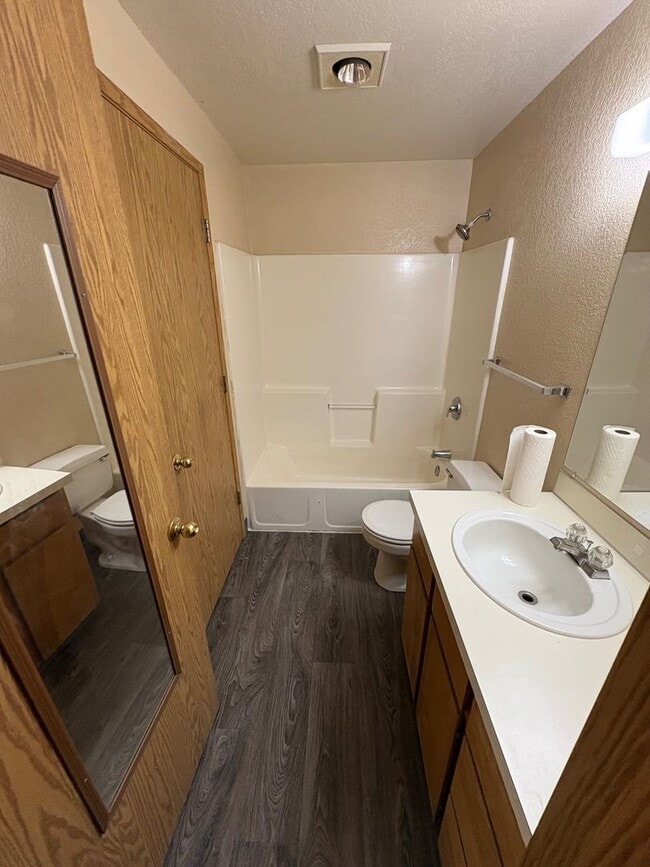 Building Photo - 00720-1096/1098 W. Regis St.