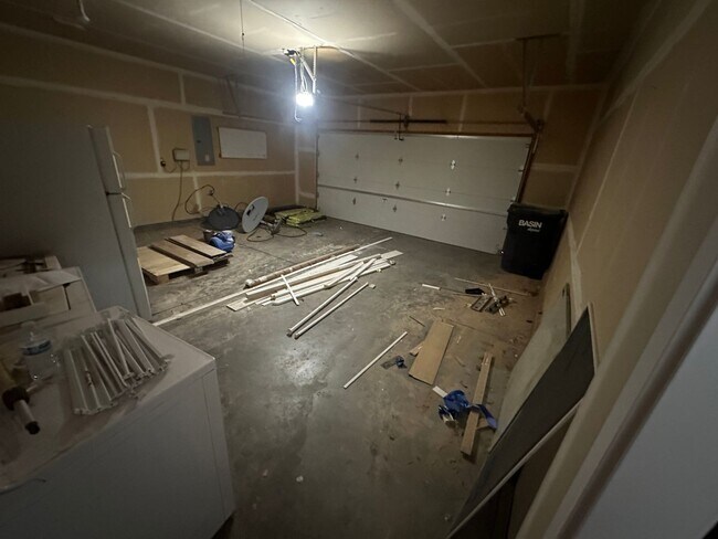 Building Photo - SPACIOUS Single Family - Remodeled- Home with big yard in great location